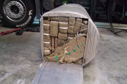 حجز طنين و 200 كلغ من الحشيش على متن شاحنة للنقل الدولي حجز طنين و 200 كلغ من الحشيش على متن شاحنة للنقل الدولي