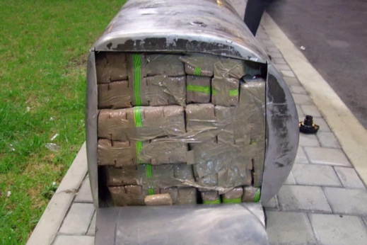 حجز طنين و 200 كلغ من الحشيش على متن شاحنة للنقل الدولي حجز طنين و 200 كلغ من الحشيش على متن شاحنة للنقل الدولي