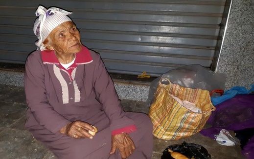 العثور على مسنة مجهولة الهوية بحي لعري نالشيخ ونداء لمن تعرف عليها إخبار عائلتها العثور على مسنة مجهولة الهوية بحي لعري نالشيخ ونداء لمن تعرف عليها إخبار عائلتها