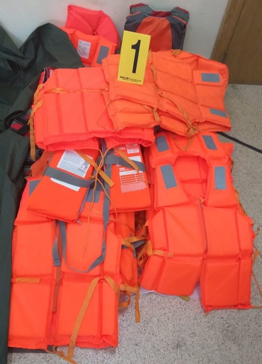 بالصور.. توقيف 5 اشخاص وحجز معدات للهجرة غير الشرعية بالصور.. توقيف 5 اشخاص وحجز معدات للهجرة غير الشرعية