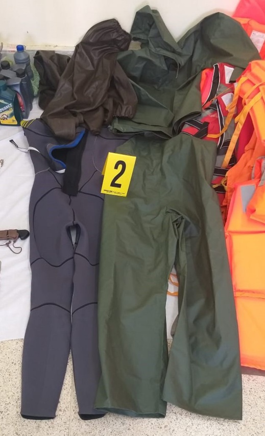 بالصور.. توقيف 5 اشخاص وحجز معدات للهجرة غير الشرعية بالصور.. توقيف 5 اشخاص وحجز معدات للهجرة غير الشرعية