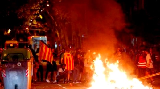 احتجاجات وأعمال شغب بكتالونيا بعد حكم القضاء الاسباني بسجن 9 من قادة الانفصال