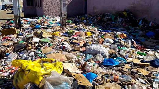 محيط مدرسة عمومية ببني انصار يتحول إلى مزبلة ومديرها يناشد السلطات المسؤولة التدخل العاجل محيط مدرسة عمومية ببني انصار يتحول إلى مزبلة ومديرها يناشد السلطات المسؤولة التدخل العاجل