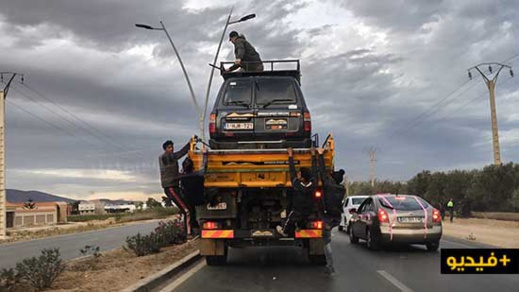 تسلل "الحراكة" لشاحنات الرالي العائدة لأوروبا يتسبب في إرباك حركة السير بمدخل الناظور تسلل "الحراكة" لشاحنات الرالي العائدة لأوروبا يتسبب في إرباك حركة السير بمدخل الناظور