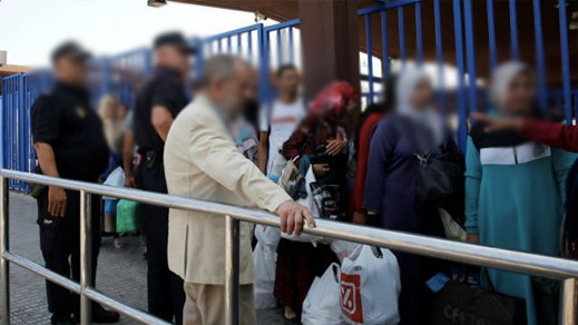 المسلمون غاضبون من العراقيل التي تواجه إمام المسجد عند دخوله الى مليلية المحتلة المسلمون غاضبون من العراقيل التي تواجه إمام المسجد عند دخوله الى مليلية المحتلة