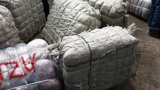 في عمليتين متفرقتين.. إحباط تهريب حمولة كبيرة من الملابس "الصينية" بمعبر فرخانة في عمليتين متفرقتين.. إحباط تهريب حمولة كبيرة من الملابس "الصينية" بمعبر فرخانة