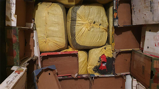 الجمارك تحجز كمية مهمة من الملابس المستعملة وعجلات السيارات الجمارك تحجز كمية مهمة من الملابس المستعملة وعجلات السيارات