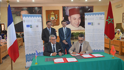 في سابقة بالمغرب.. رئيس مجلس اقليمي يوقع اتفاقية شراكة باللغة الأمازيغية مع شريك فرنسي في سابقة بالمغرب.. رئيس مجلس اقليمي يوقع اتفاقية شراكة باللغة الأمازيغية مع شريك فرنسي