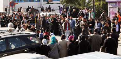 معطلو الناظور يستهدفون المحكمة الابتدائية وعمالة الإقليم في شكلهم الاحتجاجي الجديد معطلو الناظور يستهدفون المحكمة الابتدائية وعمالة الإقليم في شكلهم الاحتجاجي الجديد