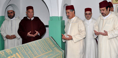 وفد عن الحجابة الملكية يسلم هبة ملكية لضريح الشريف محمد أمزيان بأزغنغان وفد عن الحجابة الملكية يسلم هبة ملكية لضريح الشريف محمد أمزيان بأزغنغان