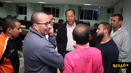 العمال العرضيين يحتجون بالبلدية بعد تأخر صرف مستحقاتهم وهذا جواب الرئيس بالنيابة العمال العرضيين يحتجون بالبلدية بعد تأخر صرف مستحقاتهم وهذا جواب الرئيس بالنيابة