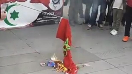 حرق العلم الوطني في باريس يفجر موجة غضب.. الزفزافي: الريف ليس انفصاليا ويجب أن نعرف من دفع لهؤلاء حرق العلم الوطني في باريس يفجر موجة غضب.. الزفزافي: الريف ليس انفصاليا ويجب أن نعرف من دفع لهؤلاء