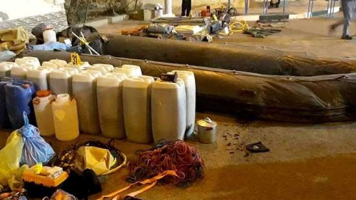 تفكيك عصابة إجرامية للإتجار الدولي في المخدرات وحجز أسلحة وبدلات عسكرية وزوارق مطاطية تفكيك عصابة إجرامية للإتجار الدولي في المخدرات وحجز أسلحة وبدلات عسكرية وزوارق مطاطية