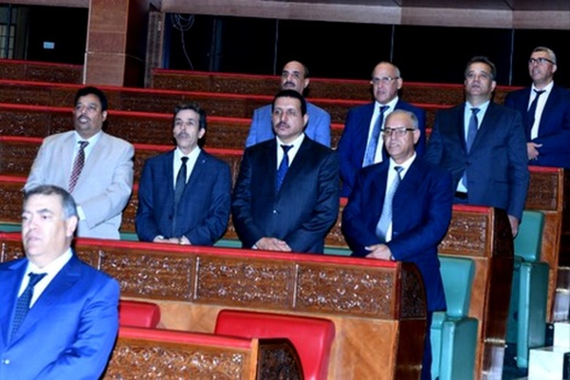 تنديدا بجريمة إحراق العلم الوطني.. المستشارون البرلمانيون يرددون النشيد الوطني بحضور وزير الداخلية