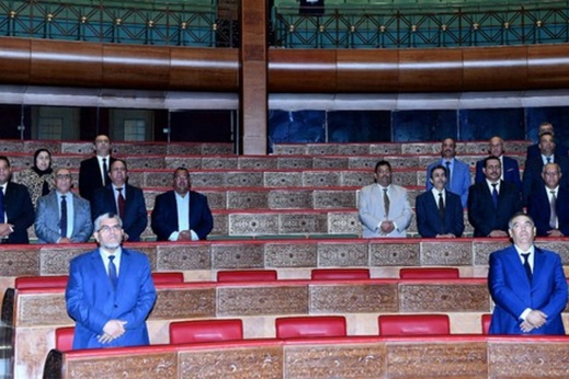 تنديدا بجريمة إحراق العلم الوطني.. المستشارون البرلمانيون يرددون النشيد الوطني بحضور وزير الداخلية تنديدا بجريمة إحراق العلم الوطني.. المستشارون البرلمانيون يرددون النشيد الوطني بحضور وزير الداخلية