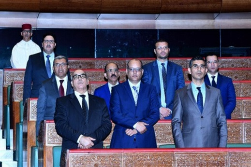 تنديدا بجريمة إحراق العلم الوطني.. المستشارون البرلمانيون يرددون النشيد الوطني بحضور وزير الداخلية تنديدا بجريمة إحراق العلم الوطني.. المستشارون البرلمانيون يرددون النشيد الوطني بحضور وزير الداخلية