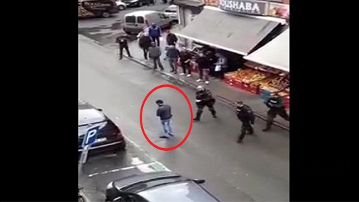 وفاة مهاجر بعد أيام من اعتقاله بسبب "صلاته" وسط شارع عمومي ببلجيكا وفاة مهاجر بعد أيام من اعتقاله بسبب "صلاته" وسط شارع عمومي ببلجيكا