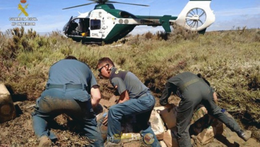 حجز أسلحة نارية وسيارات ومبالغ مالية.. إسبانيا تعلن تفكيك أكبر شبكة لتهريب الحشيش المغربي وتعتقل 45 شخصا حجز أسلحة نارية وسيارات ومبالغ مالية.. إسبانيا تعلن تفكيك أكبر شبكة لتهريب الحشيش المغربي وتعتقل 45 شخصا