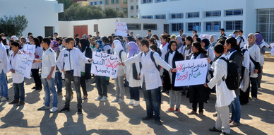 تلاميذ ثانوية عبد الكريم الخطابي بالناظور يحتجون على قرار إلغاء  وزير التعليم لثانويات التميز
