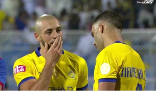 بالفيديو... حمد الله يرفض ترك ضربة جزاء لأمرابط رغم توسلاته بالفيديو... حمد الله يرفض ترك ضربة جزاء لأمرابط رغم توسلاته