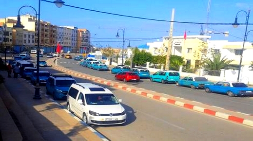 الحسيمة.. أرباب وسائقو سيارات الأجرة يحتجون ضد مضايقات الدرك الملكي بإمزورن