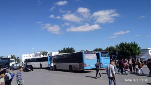 طلبة كلية سلوان يحاصرون حافلات "فيكتاليا" احتجاجا على اعتداء أحد عمال الشركة على طالب جامعي طلبة كلية سلوان يحاصرون حافلات "فيكتاليا" احتجاجا على اعتداء أحد عمال الشركة على طالب جامعي