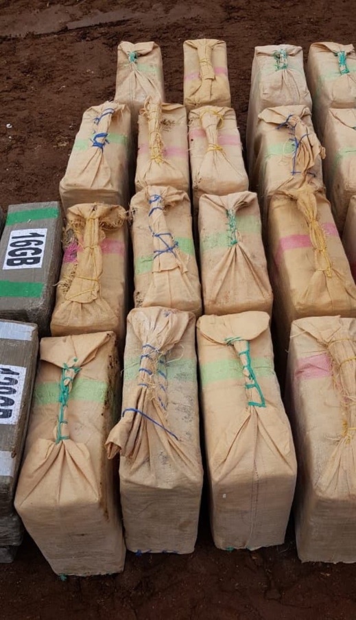 بالصور.. الشرطة تكتشف طريقة جديدة لتهريب المخدرات مكنتها من حجز أزيد من 12 طن من الحشيش بالصور.. الشرطة تكتشف طريقة جديدة لتهريب المخدرات مكنتها من حجز أزيد من 12 طن من الحشيش