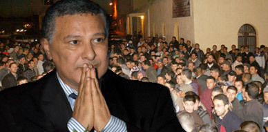 محتجون يعتدون على مصطفى المنصوري وأعضاء من بلدية العروي على إيقاع الغضب عقب إنعقاد دورة فبراير العادية محتجون يعتدون على مصطفى المنصوري وأعضاء من بلدية العروي على إيقاع الغضب عقب إنعقاد دورة فبراير العادية