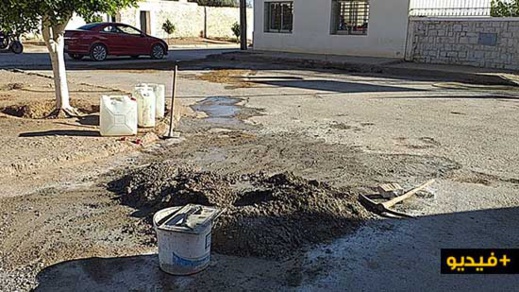 لا تبعد سوى بأمتار عن مقر الجماعة.. مواطن يتطوع لإصلاح طريق "محفرة" بمركز جماعة دار الكبداني