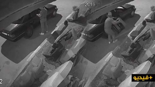 شاهدوا.. كاميرا المراقبة ترصد لص يسرق كرسي من أمام محل لبيع وإصلاح كراسي السيارات ببن الطيب شاهدوا.. كاميرا المراقبة ترصد لص يسرق كرسي من أمام محل لبيع وإصلاح كراسي السيارات ببن الطيب