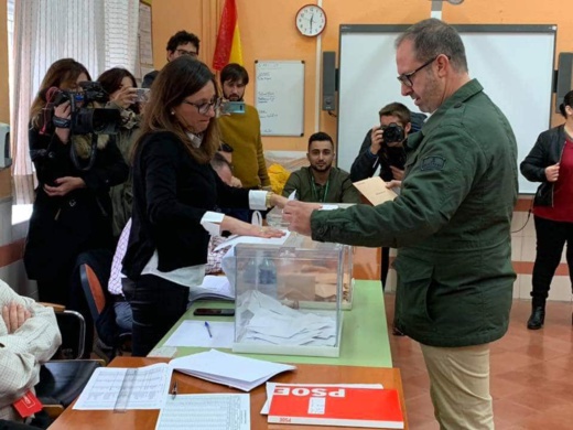 سكان مليلية يتوجهون إلى صناديق الاقتراع لاختيار ممثليهم في البرلمان الاسباني  سكان مليلية يتوجهون إلى صناديق الاقتراع لاختيار ممثليهم في البرلمان الاسباني