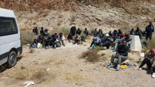في ضربة موجعة لشبكات التهجير.. توقيف 78 مهاجر من جنوب الصحراء داخل ثلاثة منازل ببوعرك وسلوان في ضربة موجعة لشبكات التهجير.. توقيف 78 مهاجر من جنوب الصحراء داخل ثلاثة منازل ببوعرك وسلوان
