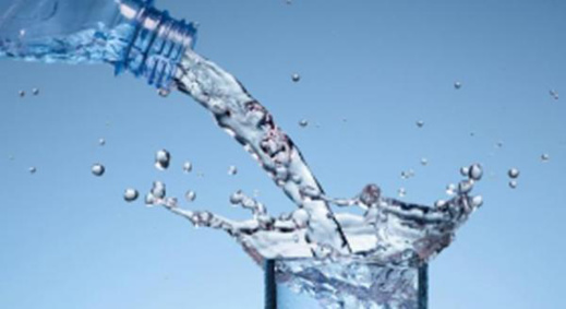 جمعية حماية المستهلك تحذر المغاربة من شرب مياه معدنية معروفة