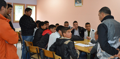 تلاميذ ثانوية النجاح بالعروي يحتجون بسبب الغيابات المتكررة لأساتذة المؤسسة تلاميذ ثانوية النجاح بالعروي يحتجون بسبب الغيابات المتكررة لأساتذة المؤسسة