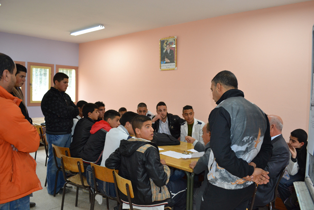 تلاميذ ثانوية النجاح بالعروي يحتجون بسبب الغيابات المتكررة لأساتذة المؤسسة تلاميذ ثانوية النجاح بالعروي يحتجون بسبب الغيابات المتكررة لأساتذة المؤسسة