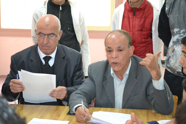 تلاميذ ثانوية النجاح بالعروي يحتجون بسبب الغيابات المتكررة لأساتذة المؤسسة تلاميذ ثانوية النجاح بالعروي يحتجون بسبب الغيابات المتكررة لأساتذة المؤسسة