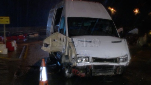 بالفيديو.. سائق مغربي يقتحم معبر الثغر المحتل بحافلة على متنها 52 مهاجرا إفريقيا بالفيديو.. سائق مغربي يقتحم معبر الثغر المحتل بحافلة على متنها 52 مهاجرا إفريقيا