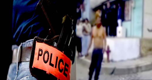 شرطي يشهر سلاحه لتوقيف شخص في سكر طافح عرض حياة والديه للخطر شرطي يشهر سلاحه لتوقيف شخص في سكر طافح عرض حياة والديه للخطر