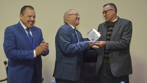 الأستاذ "الحسين بلحساني" يُحاضر في كلية الناظور حول مظاهر التوجيهية التعاقدية