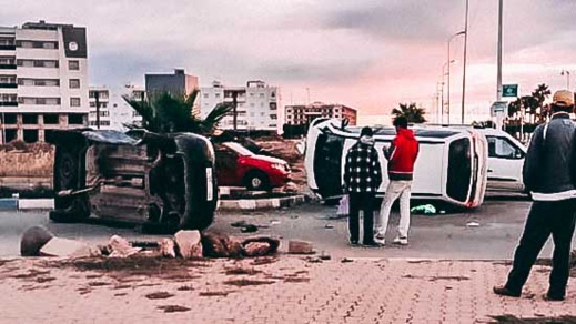 نجاة ركاب سيارتين بأعجوبة في حادث مروع إثر اصطدامهما وانقلابهما بـ"شارع 80" وسط الناظور نجاة ركاب سيارتين بأعجوبة في حادث مروع إثر اصطدامهما وانقلابهما بـ"شارع 80" وسط الناظور