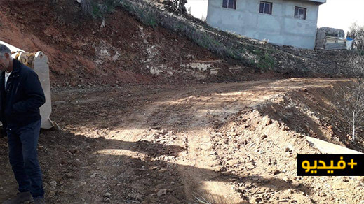 ساكنة دواوير جماعة "إجرمواس" تتطوع بمساحات أرضية في ملكيتها الخاصة لفتح مسلك طريقي لفك العزلة ساكنة دواوير جماعة "إجرمواس" تتطوع بمساحات أرضية في ملكيتها الخاصة لفتح مسلك طريقي لفك العزلة