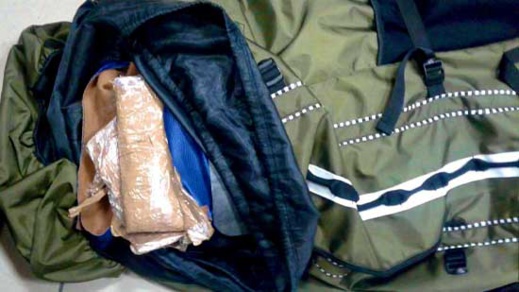 توقيف مواطن هندي الجنسية بالمطار وبحوزته أكثر من 4 كيلوغرامات من مخدر الشيرا توقيف مواطن هندي الجنسية بالمطار وبحوزته أكثر من 4 كيلوغرامات من مخدر الشيرا