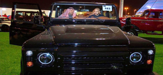 شاهدوا.. أمرابط يشتري سيارة فارهة من المعرض الدولي للسيارات بالسعودية