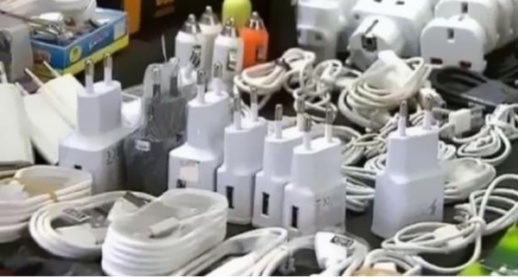 ضبط عشرات الآلاف من شواحن الهاتف النقال غير مطابق لمعايير السلامة كان في طريقها للسوق الوطنية ضبط عشرات الآلاف من شواحن الهاتف النقال غير مطابق لمعايير السلامة كان في طريقها للسوق الوطنية