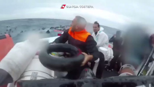 شاهدوا بالفيديو..  لحظة إنقاذ طفلتين مغربيتين بعد غرق أمهما إثر إنقلاب قارب للمهاجرين