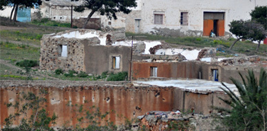 مواطن يطالب بإنصافه من تهديدات شخص من ذوي السوابق العدلية قام بتخريب منزله بدوار أفرا بالناظور مواطن يطالب بإنصافه من تهديدات شخص من ذوي السوابق العدلية قام بتخريب منزله بدوار أفرا بالناظور