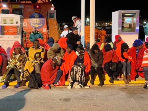 مصرع أربع مهاجرين سريين في حادث غرق قارب بالقرب من مليلية مصرع أربع مهاجرين سريين في حادث غرق قارب بالقرب من مليلية