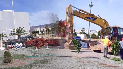 السلطات تهدم "بئرا" وتجلي "كشك" غير مرخصين بحي "المطار" بالناظور السلطات تهدم "بئرا" وتجلي "كشك" غير مرخصين بحي "المطار" بالناظور