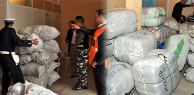 أمن أزغنغان يحجز سيارة محملة بحوالي أربعة أطنان من الملابس والأحذية المستعملة المهربة ويعتقل سائقها أمن أزغنغان يحجز سيارة محملة بحوالي أربعة أطنان من الملابس والأحذية المستعملة المهربة ويعتقل سائقها