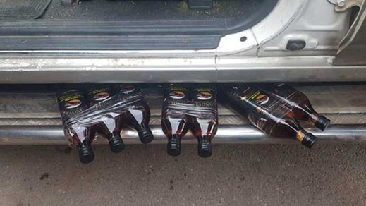 جمارك معبر بني أنصار تحجز 38 قنينة "ويسكي" وتحيل مُهرّبها على الشرطة بالناظور جمارك معبر بني أنصار تحجز 38 قنينة "ويسكي" وتحيل مُهرّبها على الشرطة بالناظور